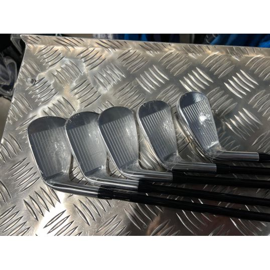 T200 Irons Graphite Shafts Right CUSTOM 6-PW (Custom 34126) (Ex display)