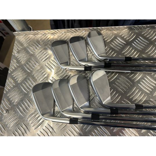 i230 Irons Steel Shafts Right Stiff Dynamic Gold 105 S300 4-PW (Used - 5 Star)