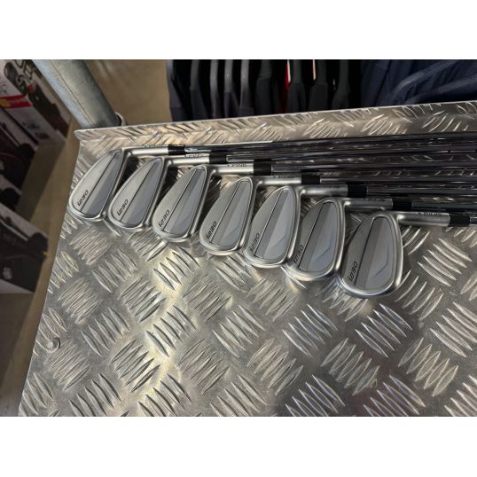 i230 Irons Steel Shafts Right Stiff Dynamic Gold 105 S300 4-PW (Used - 5 Star)