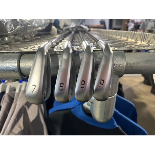 Product Image for Mizuno JPX 925 Forged Irons Graphite Shafts CUSTOM (Custom _272409_267481_267482) (Used - 4 Star)