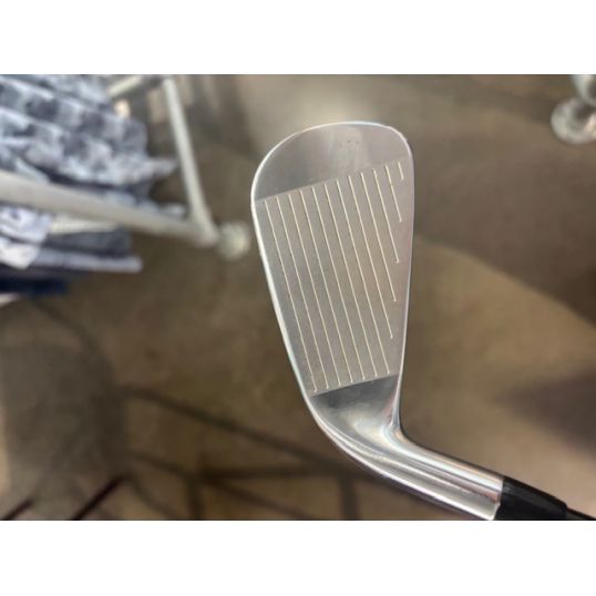 U-505 Utility Iron Graphite Shaft Right 2 Hybrid-18 Degree Extra Stiff Hzrdus Black Gen 4 80 (Used - 3 Star)