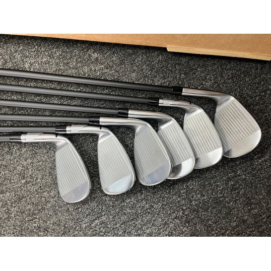 Qi Max Irons Graphite Shafts Right Regular REAX 6-PW+SW SuperStroke Crossline 360 Black (Used - 3 Star)