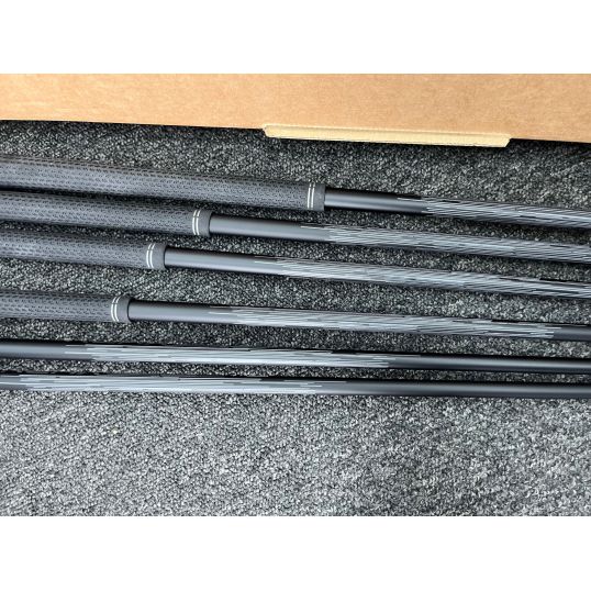 Qi Max Irons Graphite Shafts Right Regular REAX 6-PW+SW SuperStroke Crossline 360 Black (Used - 3 Star)