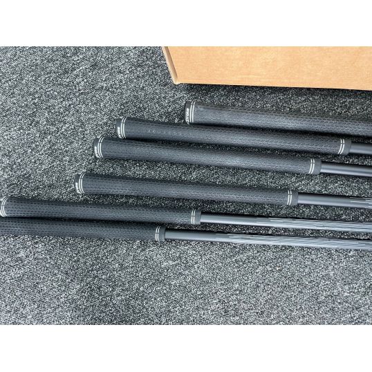 Qi Max Irons Graphite Shafts Right Regular REAX 6-PW+SW SuperStroke Crossline 360 Black (Used - 3 Star)