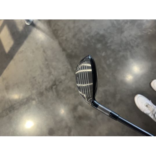 Apex Utility Wood Right 21 Degree Stiff Mitsubishi Tensei AV2 Blue Golf Pride Tour Velvet 360 (Used - 5 Star)